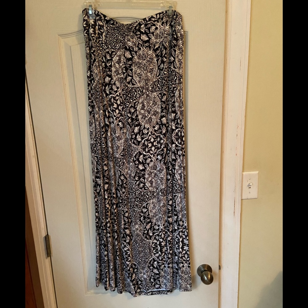 Beautiful skirt! Colors are black, white & cream